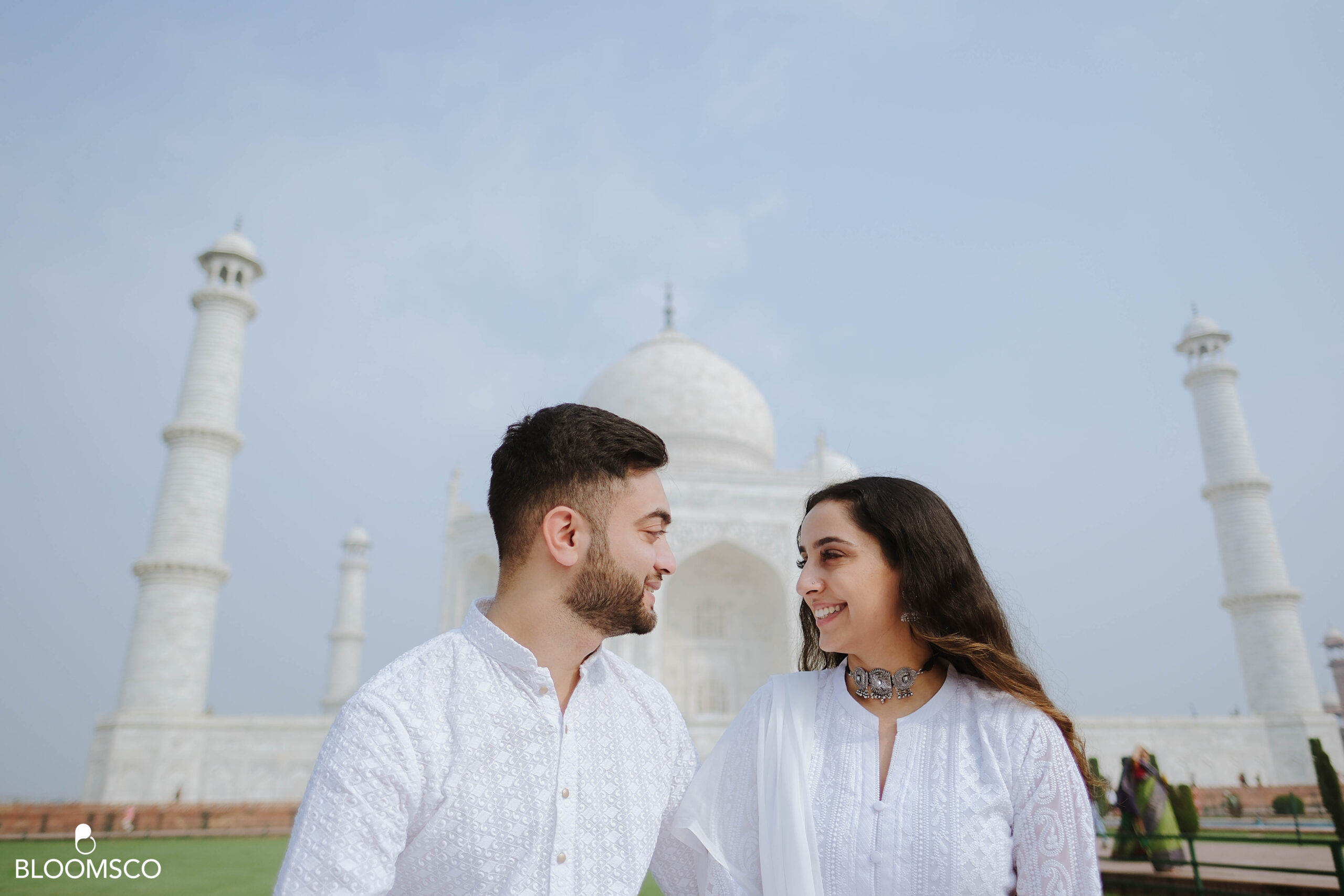 couple photos in delhi taj mahal